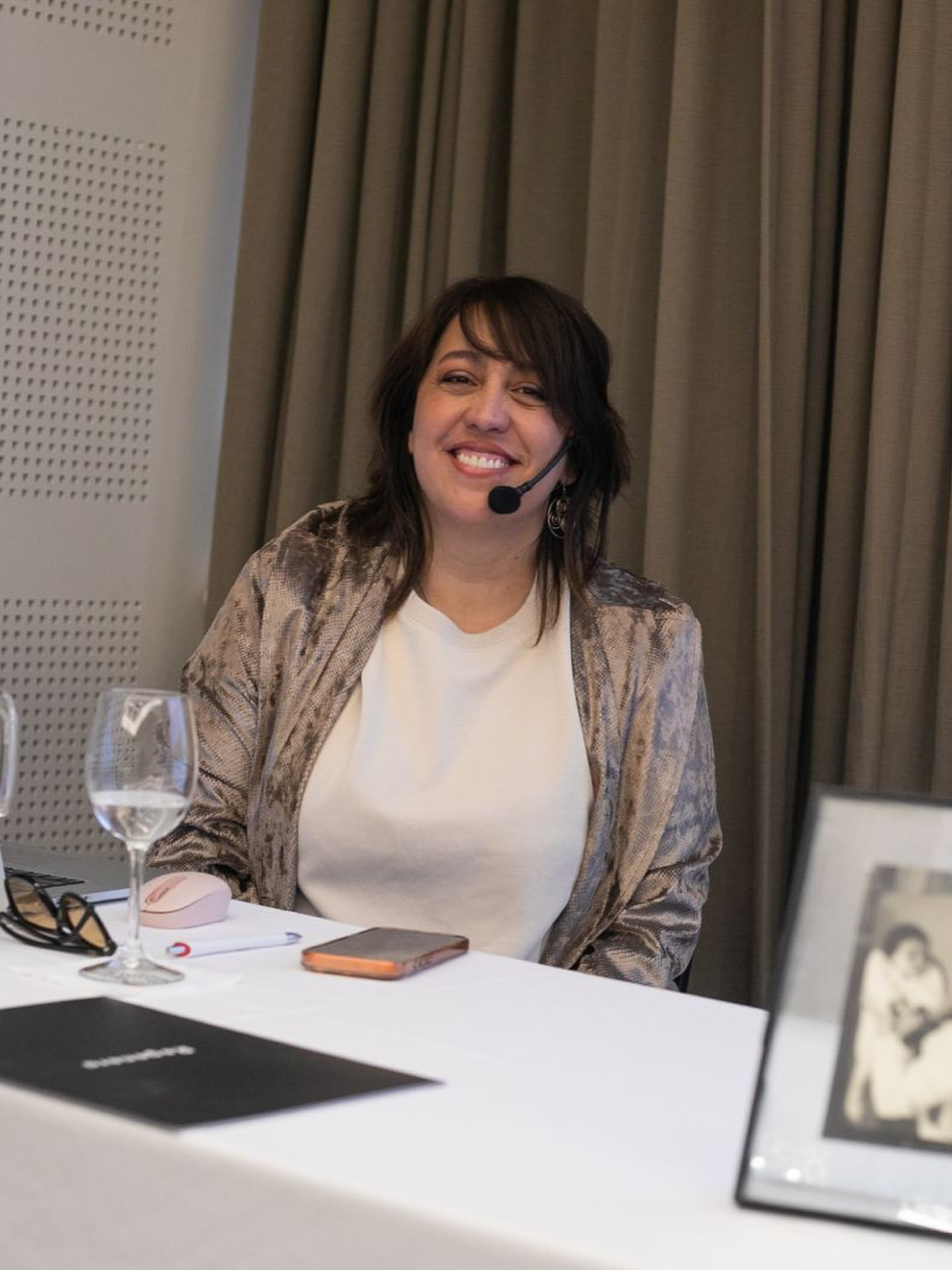 Claudia sonriendo con micrófono durante el Full Day de Mujeres