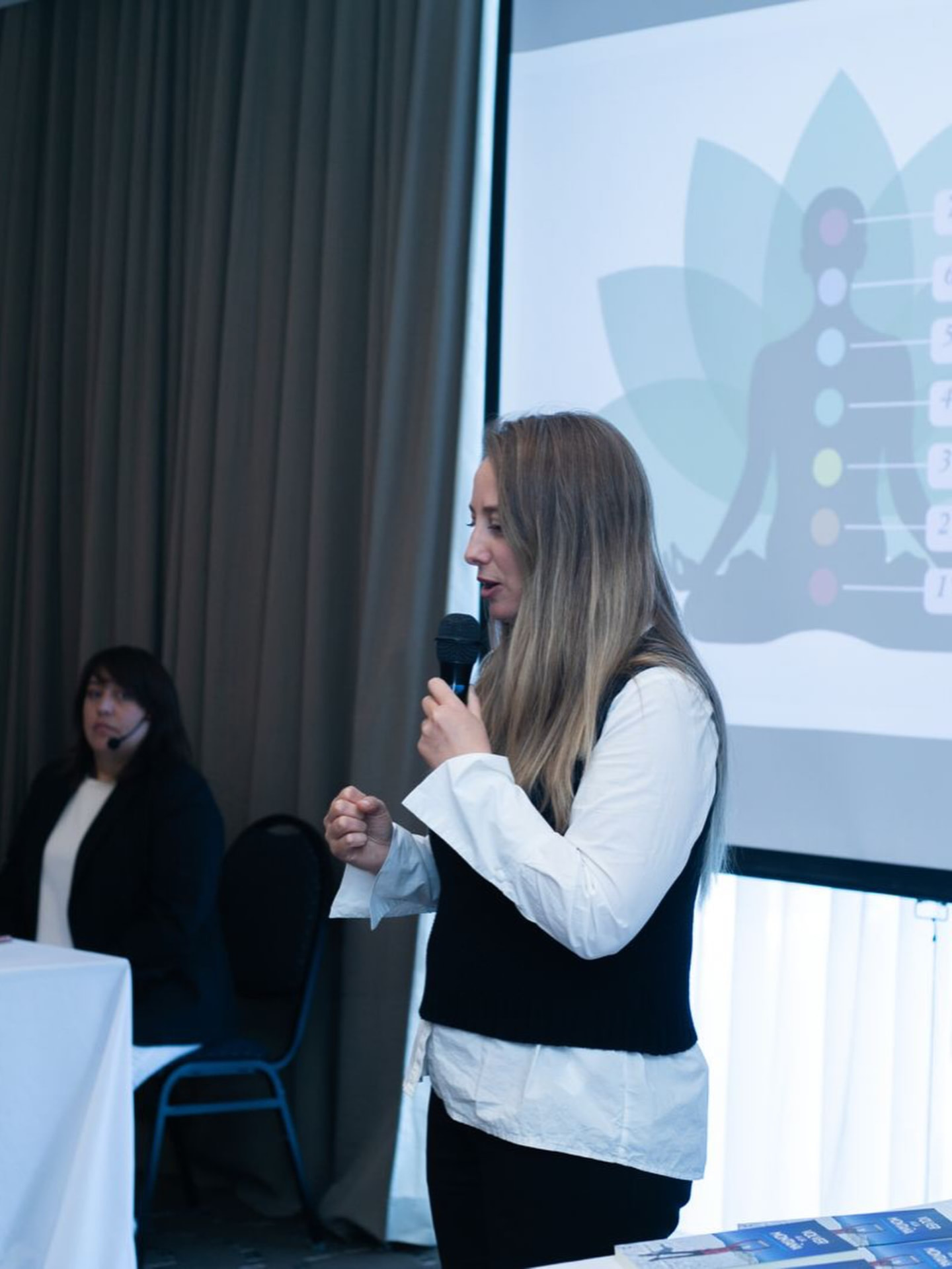 Disertante invitada hablando al público en el Full Day de Mujeres