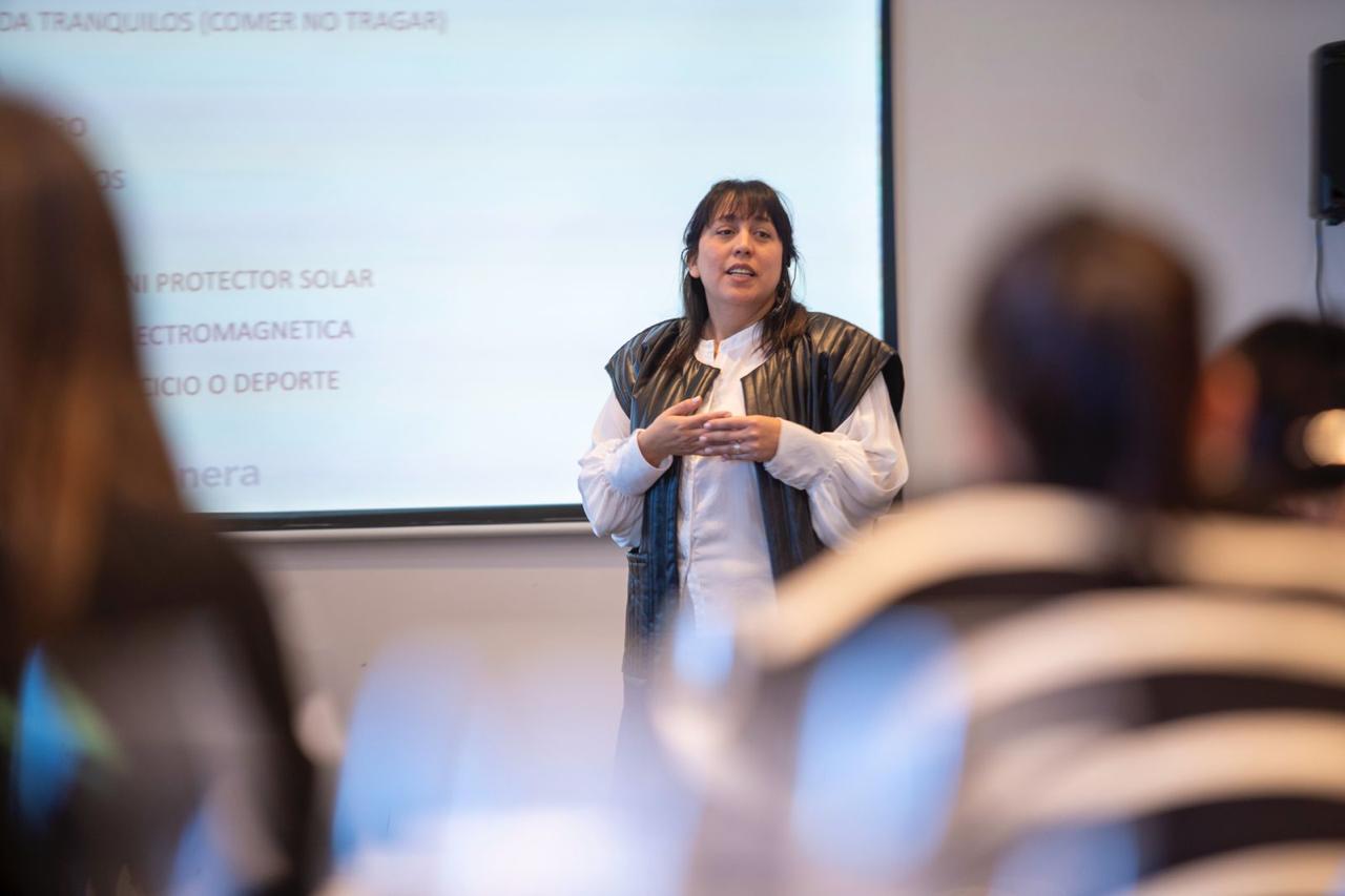 Claudia dando una charla frente al público