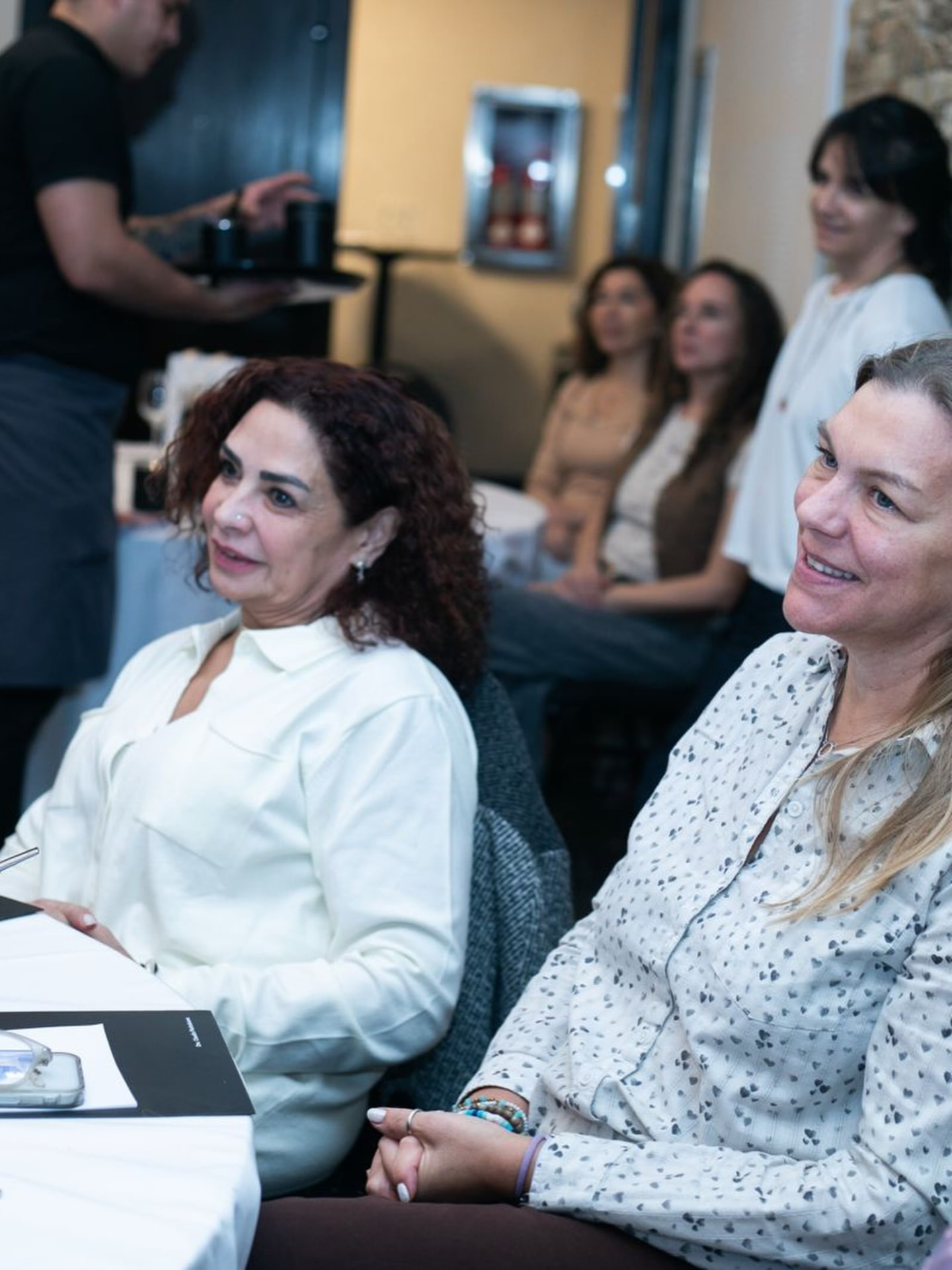 Asistentes del Full Day de Mujeres escuchando la charla