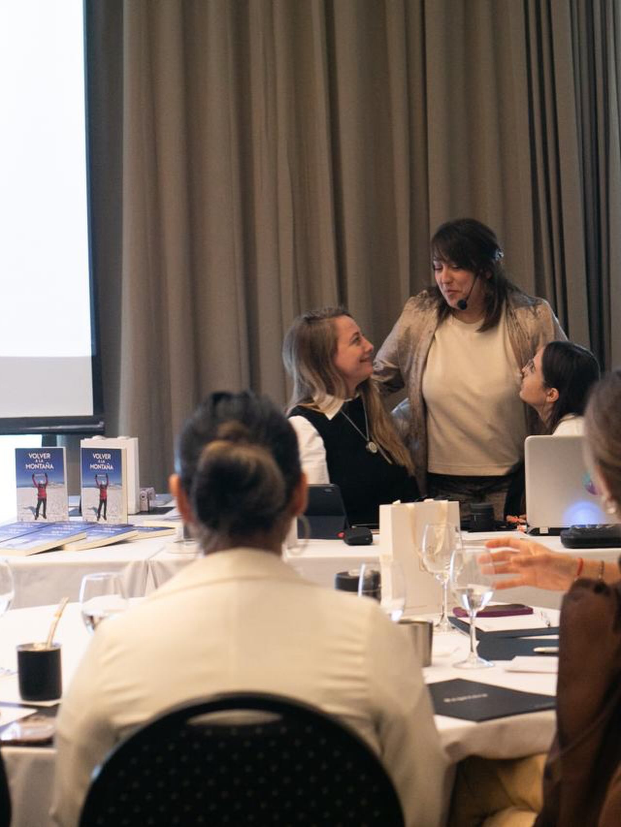 Claudia conversando con asistentes en el Full Day de Mujeres
