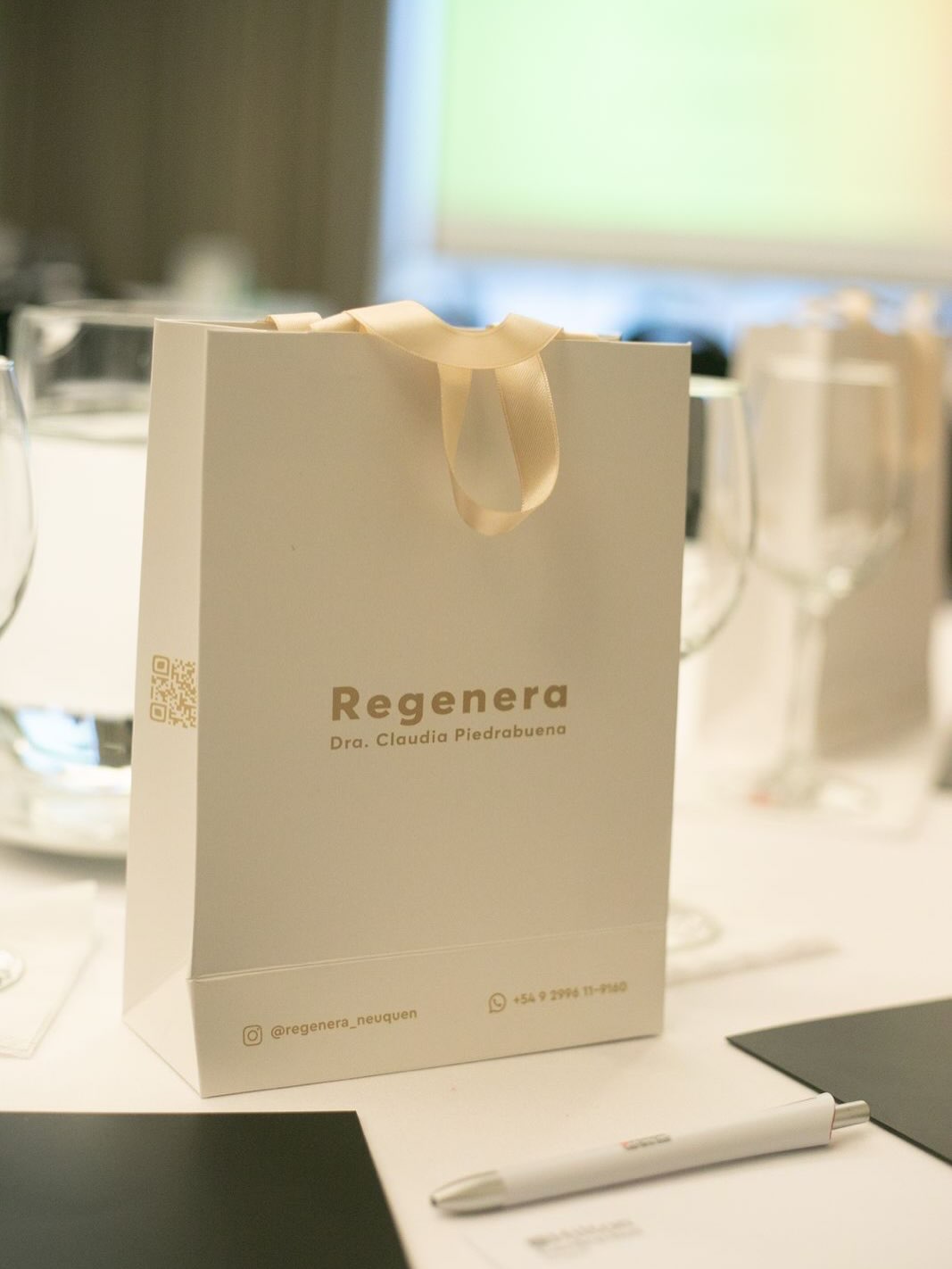 Bolsa de Regenera sobre la mesa del Full Day de Mujeres