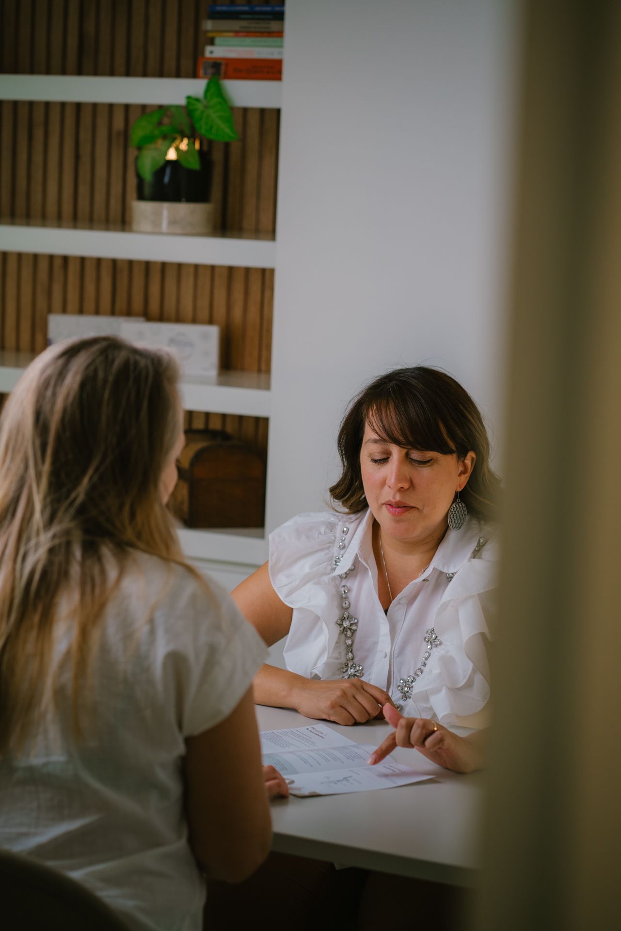 Claudia revisando un informe junto a una paciente