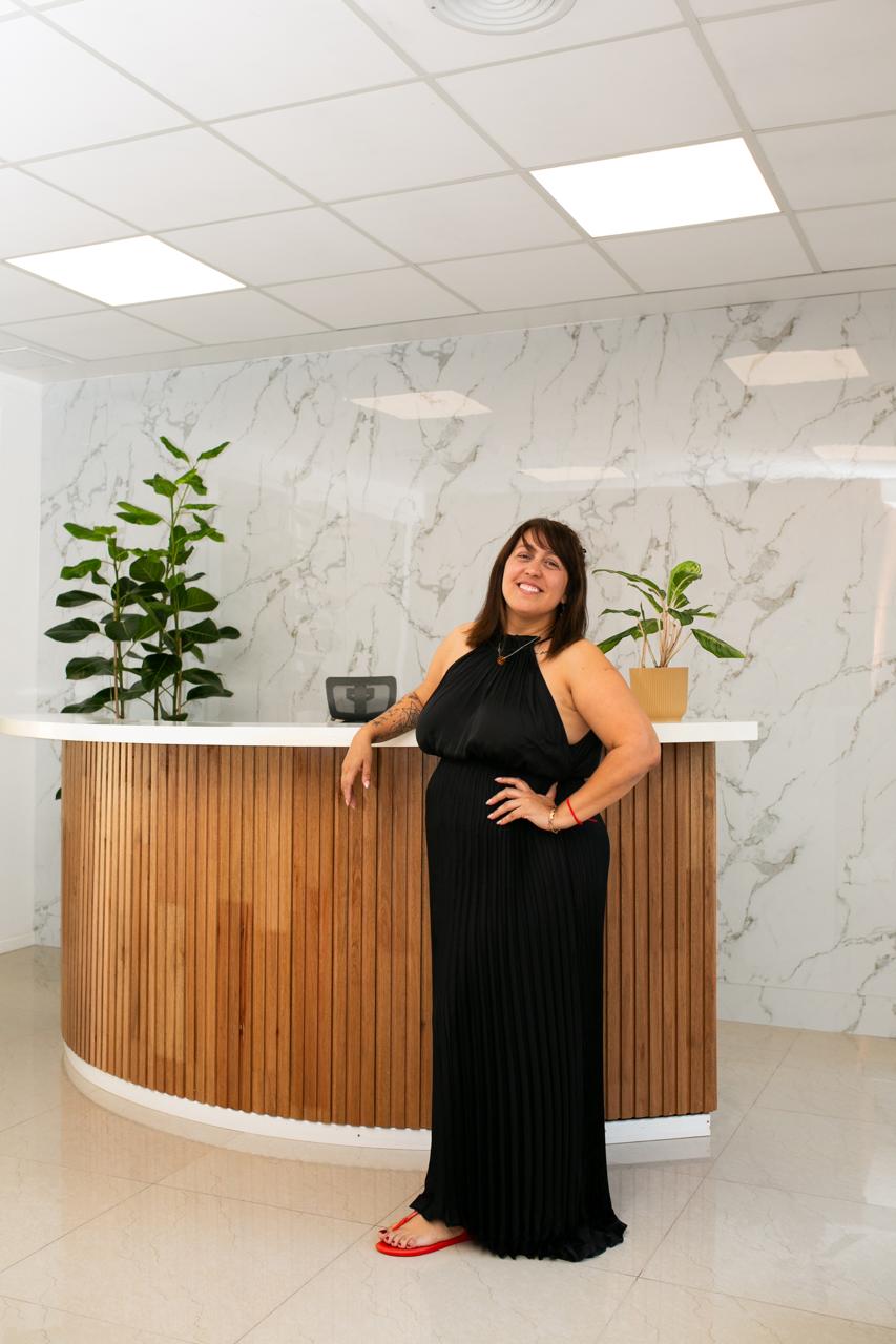 Claudia en la recepción de Regenera, vestida de negro