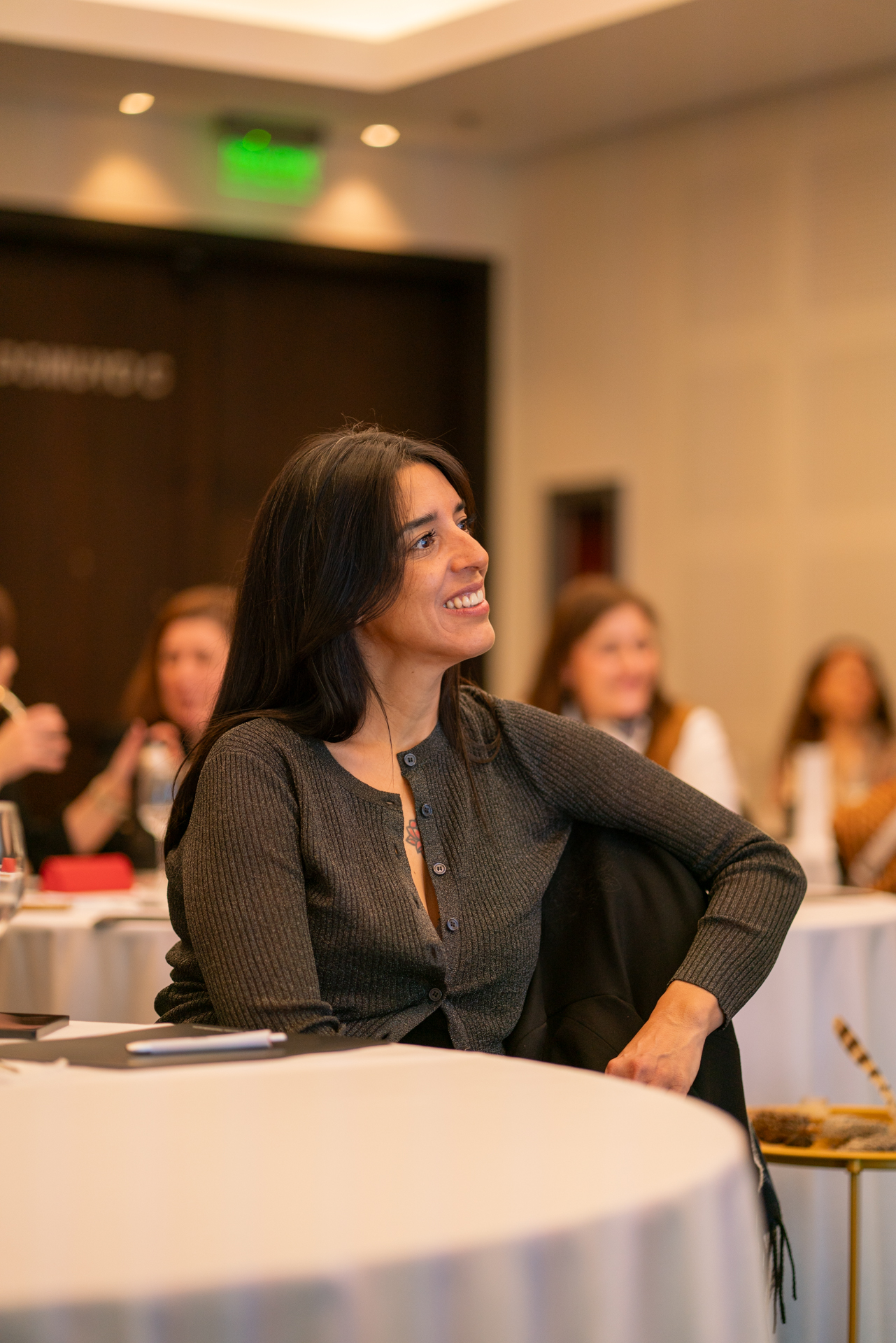 Participante del Full Day de Mujeres sonriendo durante la jornada