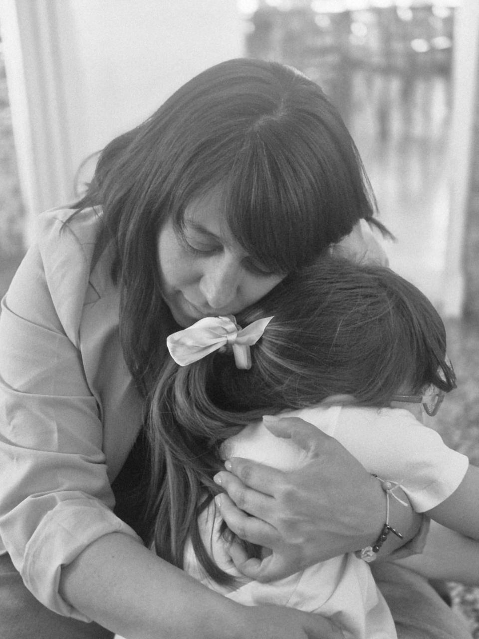 Claudia abrazando a su hija